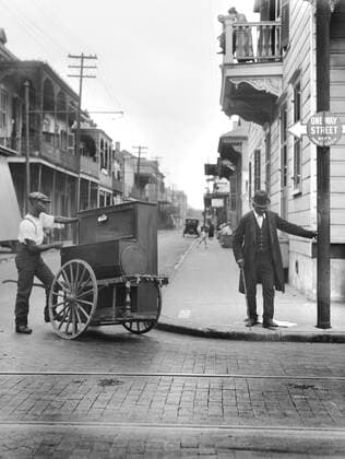 Organ Grinder, New Orleans, Louisiana, USA, Arnold Genthe, 1920 s  Copyright: xCircaxImagesx ghi-circa08039