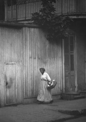 Woman going to market, New Orleans, Louisiana, USA, Arnold Genthe, 1920 s  Copyright: xCircaxImagesx ghi-circa08040