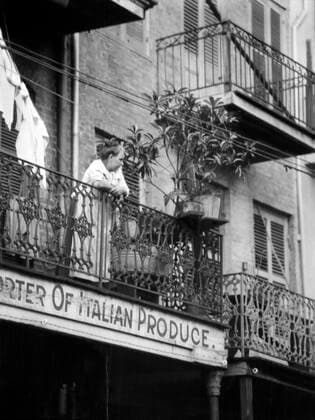 Woman leaning on Balcony, New Orleans, Louisiana, USA, Arnold Genthe, 1920 s  Copyright: xCircaxImagesx ghi-circa08067