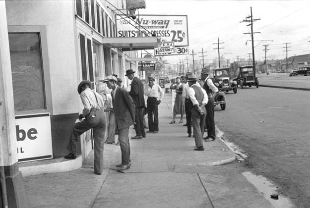 Applicants waiting for jobs in front of FERA offices, New Orleans, Louisiana, USA, Ben Shahn, U.S. Resettlement Administration, October 1935  Copyright: xCircaxImagesx ghi-circa08272