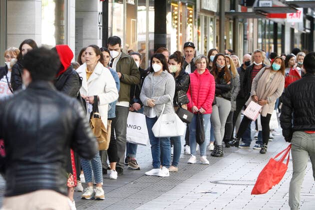 Nach der Lockerung der Schutzmaßnahmen und Wiedereröffnung der Geschäfte ist die Einkaufsstraße und Fußgängerzone Planken in der Innenstadt Mannheim wieder mit ähnlich vielen Passanten gefüllt wie vor der Coronaviruskrise, die nicht immer den vorgeschriebenen Mindestabstand und das Kontaktverbot einhalten, Baden Württemberg, Deutschland. Eine lange Warteschlange von Kunden steht vor einer Zara Filiale und wartet auf Einlass.