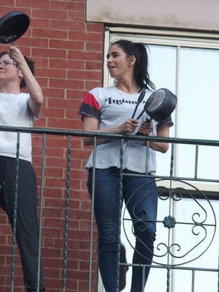 May 2, 2020, New York, New York, USA: Comedian Actor Sarah Silverman comes out on her fie escape to show support for the first responders who are battling the Covid 19 pandemic. New York USA - ZUMAct2_ 20200502_zaf_ct2_033 Copyright: xBrucexCotlerx
