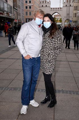 Gerhard Leinauer und Ehefrau Alexandra Polzin beim Shopping in der Fußgängerzone Neuhauser Straße. München, 02.05.2020