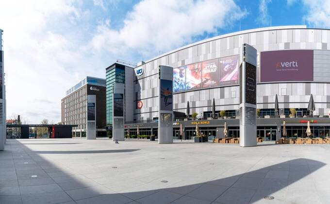 Menschenleerer Mercedes-Platz in Berlin Friedrichshain Copyright: imageBROKER/ThomasxBorn ibltbo05449791.jpg