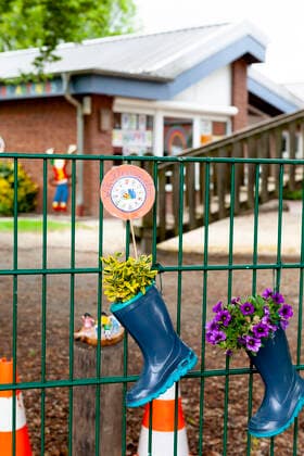 geschlossene Kita Kindertagesstätte Kita St. Antonius Gummistiefel Corona-Pandemie Coronavirus COVID-19-Pandemie COVID-19 Coronakrise Covid-19 SARS-CoV-2 Benteler NRW Nordrhein-Westfalen Deutschland Germany Copyright: xBenediktxBrüggenthiesx