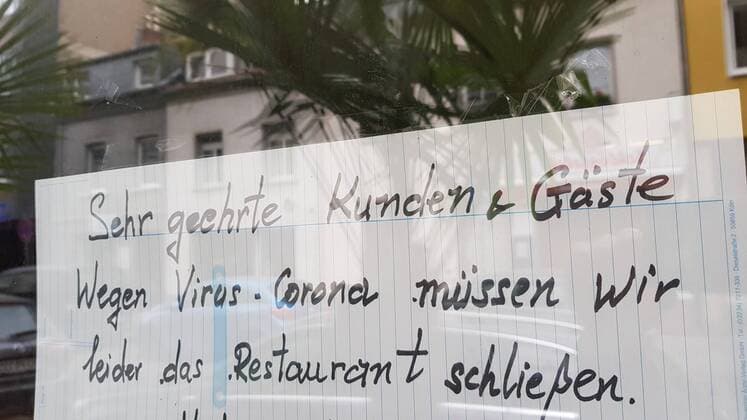 Feature Symbol: Corona in Deutschland 04 20 pp Ein Schaufenster in Köln-Sülz im April 2020 Deutschland Hinweis geschlossen zu Zwangsschließung Zwangsschließungen Geschäftsschließung geschlossene Geschäfte Geschäft Läden Laden klein kleiner Einzelhandel Unterstützung unterstützt Restaurant Restaurants Gastronomie Deutschland Corona Virus Coronavirus SARS-CoV-2 Pandemie Epidemie Seuche closed shops in germany quer