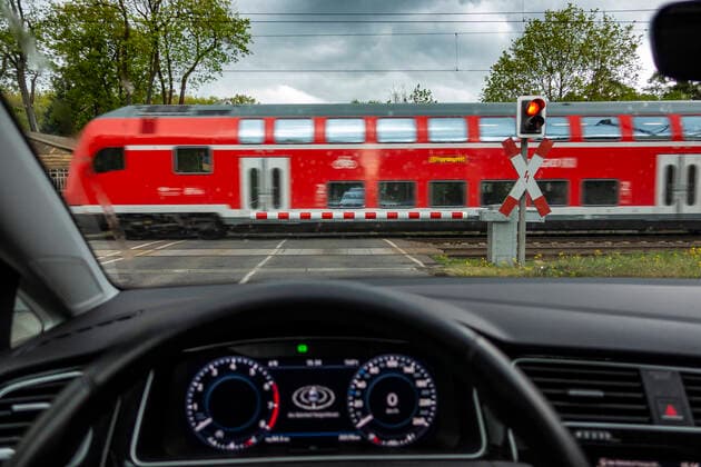 Geschlossene Bahnschranken am Bahnhof Fangschleuse an der Strecke Berlin - Frankfurt (Oder) im Landkreis Oder-Spree. Foto: Volker Hohlfeld Bahnschranke