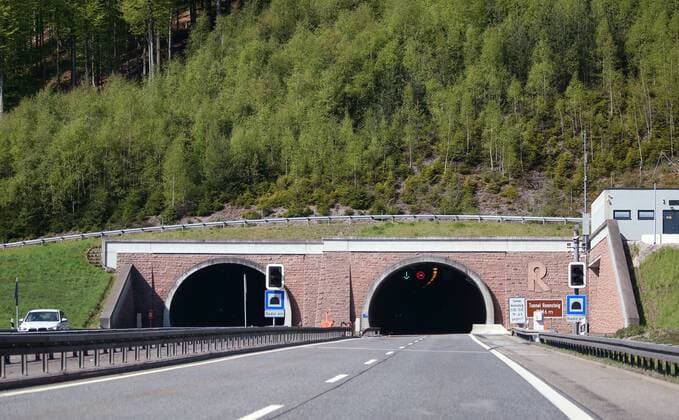 Rennsteigtunnel Oberhof 03.05.2020 , Gräfenroda, Einfahrt in den Rennsteigtunnel (7916 m) zwischen Gräfenroda und Zella-Mehlis, vorbei an Oberhof, Autobahn A71 in Richtung Schweinfurt, eröffnet wurde der Tunnel Rennsteig 2003 und ist der viertlängste zweiröhrige Strassentunnel Europas *** Rennsteig Tunnel Oberhof 03 05 2020 , Gräfenroda, entrance to the Rennsteig Tunnel 7916 m between Gräfenroda and Zella Mehlis, past Oberhof, motorway A71 towards Schweinfurt, the Rennsteig Tunnel was opened in 2003 and is the fourth longest twin-tube road tunnel in Europe