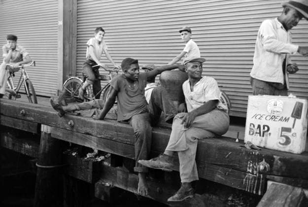 March 30, 2020, New Orleans, Louisiana, USA: People Sitting on Dock, Russell Lee, U.S. Farm Security Administration, September 1938 New Orleans USA - ZUMAg145 20200330_zza_g145_015 Copyright: xJTxVintagex