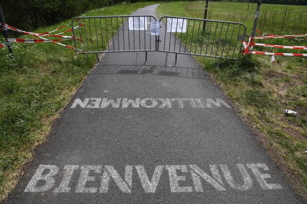 Saarbrücken. Der Radweg am Saarufer zwischen Frankreich und Deutschland ist an der Grenze bei Güdingen am Sonntag (3.5.2020) wegen der Corona-Pandemie gesperrt. (bub)