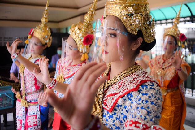 Bilder des Jahres 2020, News 05 Mai News Themen der Woche KW19 News Bilder des Tages Thailand: Dancers perform wearing face shield Dancers perform wearing face shield during the dance of Erawan Shrine to prevent new strains of the corona virus 2019 or the COVID-19. Thailand Copyright: VichanxPoti