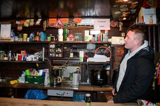 Die härtesten Kneipe Hamburgs, der Elbschlosskeller im Stadtteil St. Pauli. Der Wirt Daniel Schmidt hat sein Lokal, dessen laufender Betrieb eingestellt ist, in Zeiten der Corona-Pandemie in eine Suppenküche und Kleiderkammer für Obdachlose umgewandelt. Hamburg, 02.05.2020