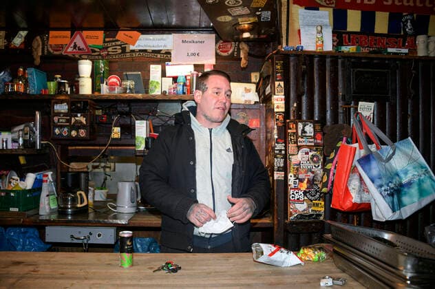 Die härtesten Kneipe Hamburgs, der Elbschlosskeller im Stadtteil St. Pauli. Der Wirt Daniel Schmidt hat sein Lokal, dessen laufender Betrieb eingestellt ist, in Zeiten der Corona-Pandemie in eine Suppenküche und Kleiderkammer für Obdachlose umgewandelt. Hamburg, 02.05.2020