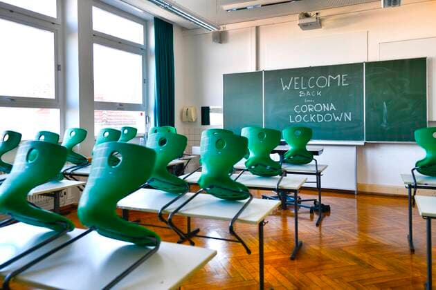 Wiederbeginn der Schule nach Corona-Lockdown, leeres Klassenzimmer, Deutschland, Europa Copyright: imageBROKER/MichaelxWeber iblimw05660788.jpg