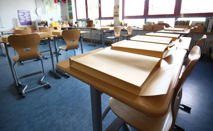 04.05.2020, xcex, GER, Darmstadt, Hessen, Corona, Schliessung, Krise, Symbolbild, Symbofoto Coronavirus, Corona-Epedemie, wegen des Coronavirus sind die Schulen geschlossen, Vorbereitung auf Wiedereroeffnung, Schulalltag Corona-Schliessung Lehrerin packt Lernpakete fuer die Schuelerinnen und Schueler, Homeschooling, Materialversorgung