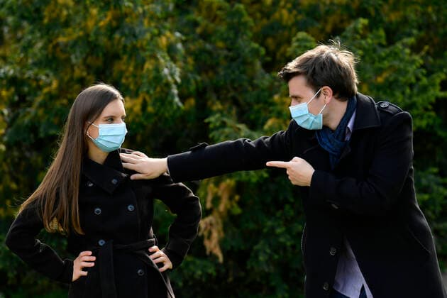 Junges Paar mit Mundschutzmaske, bestehen auf Abstand, Corona-Krise, Karlsruhe, Baden-Württemberg, Deutschland Coronavirus