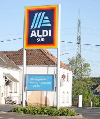 xmohx, Wirtschaft Einzelhandel, emwir , v.l. Logo, Schriftzug, Werbung Aldi Süd mit Öffnungszeiten Schild Saarland