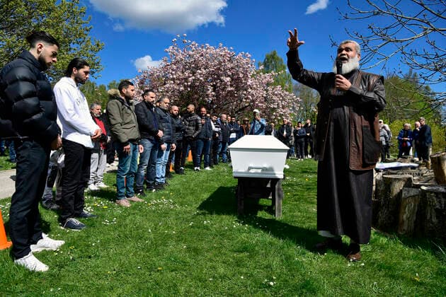 Bilder des Jahres 2020, Entertainment 05 Mai Entertainment Themen der Woche News Bilder des Tages Digter Yahya Hassan bliver begravet paa den muslimske gravplads paa Vestre Kirkegaard i Aarhus V tirsdag den 5. maj 2020. Den 24-aarige digter blev fundet doed i sin lejlighed torsdag. Yahya Hassan udgav to digtsamlinger hvoraf debuten blev den bedst saelgende digtsamlingsdebut i Danmark nogensinde. , Aarhus Denmark *** Poet Yahya Hassan to be buried at the Muslim burial ground at Vestre Kirkegaard in Aarhus V Tuesday, May 5, 2020 The 24-year-old poet was found dead in his apartment on Thursday,  Copyright: BoxAmstrupx ScanpixID: 20200505-141629-L spdk20200505-145520-L