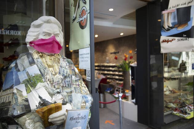 Beethoven Figur mit einem Mund-Nasen-Schutz waehrend der Coronakrise in Bonn, 05.05.2020. Bonn Deutschland