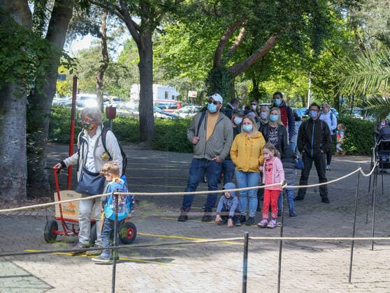 DEU, Deutschland, Nordrhein-Westfalen, Münster, 05.05.2020: ï¿¼ï¿¼ï¿¼ï¿¼Allwetterzoo Münster öffnet wieder für die Besucher. Maximal 2700 Personen dürfen sich gleichzeitig auf dem Gelände aufhalten. Vorerst bleiben Tierhäuser, Zooshop und Spielplätze geschlossen. Im Eingangsbereich werden die Besucher über drei Kassen und jeweils eigenem Weg auf as Zoogelände geleitet, die sich dann schnellstmöglich über das Zoogelände verteilen sollen. Besucher warten im Eingangsbereich