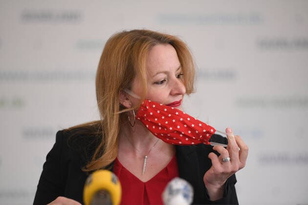 Saarlands Bildungsministerin Christine Streichert-Clivot (SPD) informiert in der Saarbrücker Staatskanzlei am Dienstag (5.5.2020) die Landespressekonferenz über den Neustart der Schulen in der Corona-Krise.