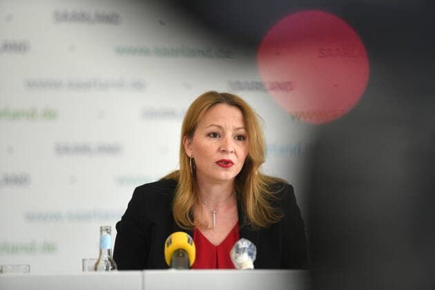 Saarlands Bildungsministerin Christine Streichert-Clivot (SPD) informiert in der Saarbrücker Staatskanzlei am Dienstag (5.5.2020) die Landespressekonferenz über den Neustart der Schulen in der Corona-Krise.