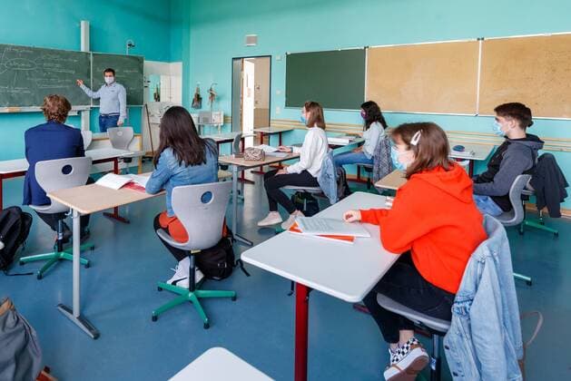 News Themen der Woche KW19 News Bilder des Tages Wiesbaden, Gymnasium, 05.05.2020, Schulalltag in der Corona Zeit, zum Unterricht sitzen die Schüler verteilt mit einem Sicherheitsabstand im Klassenraum Wiesbaden Gymnasium Hessen Deutschland