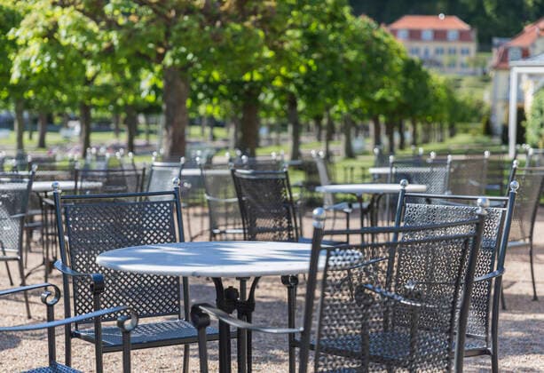 06.05.2020, Corona-Maßnahmen - Gastronomie darf wieder oeffnen Die Tische und Stuehle stehen schon bereit, das Wetter passt auch. Fehlen nur noch die Gaeste die in Kuerze wieder kommen duerfen. Bad Brückenau Bayern Deutschland