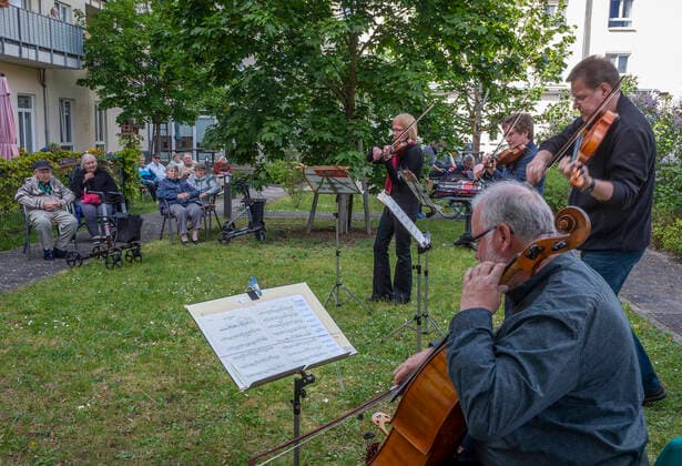 Frankfurt (Oder), 06.05.2020 - Seniorenheim - Walter-Korsing Str. Konzert des Streichquartett ConMot(t)o des Brandenburgischen Staatsorchester mit Sabine Engbring (Violine), Thomas Wolk (Cello), Anke Portee (2. Violine) und Bernhard Gülde (Bratsche).