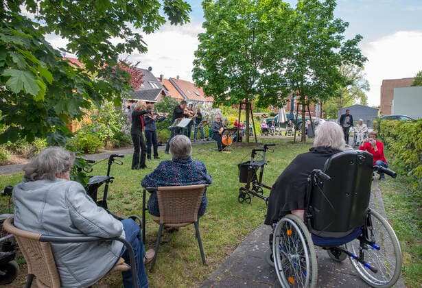 News Bilder des Tages Frankfurt (Oder), 06.05.2020 - Seniorenheim - Walter-Korsing Str. Konzert des Streichquartett ConMot(t)o des Brandenburgischen Staatsorchester mit Sabine Engbring (Violine), Anke Portee (2. Violine) Bernhard Gülde (Bratsche) und Thomas Wolk (Cello), v.l.n.r.