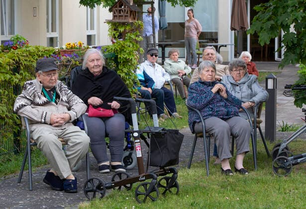 Frankfurt (Oder), 06.05.2020 - Seniorenheim - Walter-Korsing Str. Konzert des Streichquartett ConMot(t)o des Brandenburgischen Staatsorchester