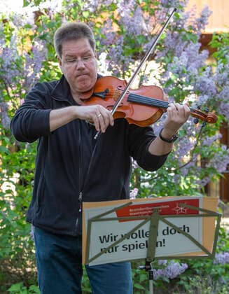 Frankfurt (Oder), 06.05.2020 - Seniorenheim - Walter-Korsing Str. Konzert des Streichquartett ConMot(t)o des Brandenburgischen Staatsorchester mit Sabine Engbring (Violine), Thomas Wolk (Cello), Anke Portee (2. Violine) und Bernhard Gülde (Bratsche). im Bild: Bernhard Gülde