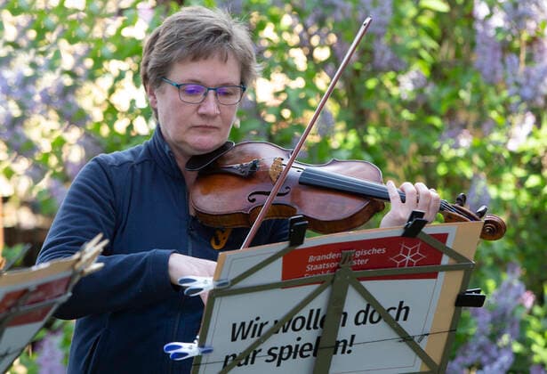Frankfurt (Oder), 06.05.2020 - Seniorenheim - Walter-Korsing Str. Konzert des Streichquartett ConMot(t)o des Brandenburgischen Staatsorchester mit Sabine Engbring (Violine), Thomas Wolk (Cello), Anke Portee (2. Violine) und Bernhard Gülde (Bratsche). im Bild: Anke Portee