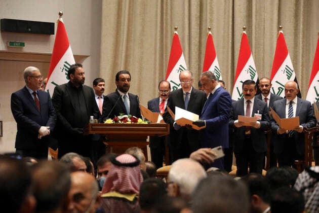 Bilder des Jahres 2020, News 05 Mai News Themen der Woche KW19 (200507) -- BAGHDAD, May 7, 2020 () -- Mustafa al-Kadhimi (front) is sworn in as prime minister in Baghdad, Iraq, early May 7, 2020. Iraq s prime minister-designate Mustafa al-Kadhimi was sworn in as the country s new prime minister after weeks of political negotiations. () IRAQ-BAGHDAD-NEW PM-SWORN IN Xinhua 