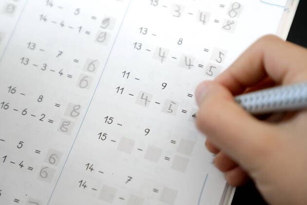 Schüler bei den Hausaufgaben *** Pupils doing their homework MR:Y