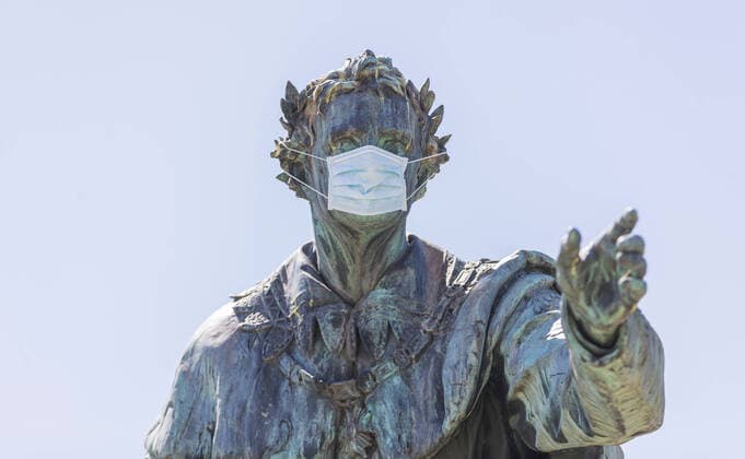 07.05.2020, Maskenpflicht in Deutschland Selbst König Ludwig der I trägt eine Mund-Nasen-Behelfs-Maske. Hier das Denkmal des Königs von Bayern im bayerischen Staatsbad Bad Brückenau. Dahinter befindet sich das historische Kursaalgebäude von 1833. Bad Brückenau Bayerisches Staatsbad Bad Brückenau Bayern Deutschland