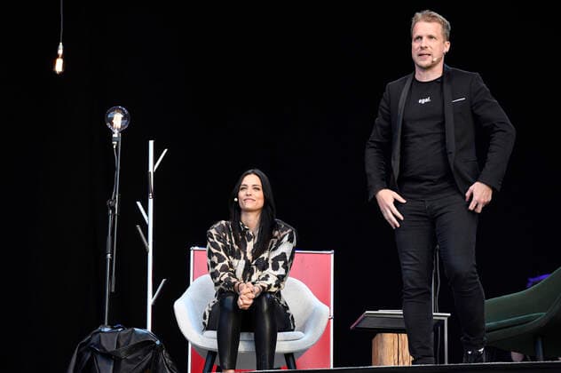 Bilder des Jahres 2020, Entertainment 05 Mai Entertainment Themen der Woche Oliver Pocher mit Ehefrau Amira Pocher bei der ersten Autokultur-Veranstaltung Die Pochers hier auf dem Schützenplatz. Die Besucher verfolgen unter Berücksichtigung klarer Hygiene-Vorschriften während der Corona-Krise den Auftritt aus dem Auto. Hannover, 07.05.2020 *** Oliver Pocher with his wife Amira Pocher at the first car culture event The Pochers here at the Schützenplatz The visitors follow the performance from the car during the Corona crisis, taking into account clear hygiene regulations Hanover, 07 05 2020 Foto:xC.xNiehausx xFuturexImage
