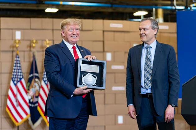 May 5, 2020, Phoenix, AZ, United States of America: Honeywell CEO Darius Adamczyk presents President Donald Trump with a framed N95 mask after a tour of the mask production assembly line at Honeywell International May 5, 2020 in Phoenix, Arizona. Phoenix United States of America - ZUMAp138 20200505_zaa_p138_013 Copyright: xShealahxCraighead WhitexHousex
