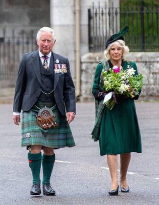 Bilder des Jahres 2020, Entertainment 05 Mai Entertainment Themen der Woche News Bilder des Tages . 08 05 2020. Balmoral, Scotland, United Kingdom. The Prince of Wales and the Duchess of Cornwall take part in a two minute silence and lay a wreath to mark the 75th anniversary of VE Day at the Balmoral War Memorial in Scotland, United Kingdom  xPoolx xi-Imagesx IIM-21110-0024