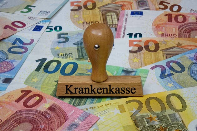 Geldscheine und Stempel mit Krankenkasse Geldscheine und Stempel mit Krankenkasse, 07.05.2020, Borkwalde, Brandenburg, Auf Geldscheinen steht ein Stempel mit dem Schriftzug Krankenkasse.