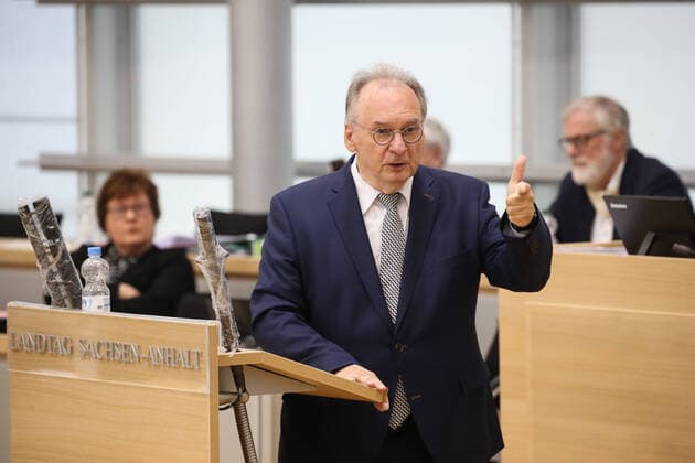 Ministerpraesident Dr. Reiner Haseloff (CDU,Sachsen Anhalt) - Aktuelle Debatte mit dem Thema aus der Corona Krise lernen: Das Virus bekämpfen. Chancen ergreifen. Regional denken und ökologisch umsteuern. - Landtagssitzung im Landtag von Sachsen Anhalt in Magdeburg