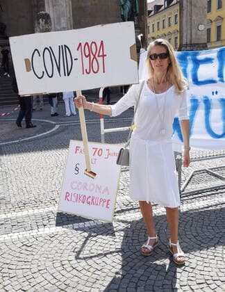 Sina Bodden Ex Frau von Olaf Bodden-Organisatorin der Corona Gruppe Muenchen 08.05.20 Odeonsplatz Corona Team- Gruppe Demostration fuer Freiheit -Menschenwuerde und gegen Corona Impfpflicht Muenchen