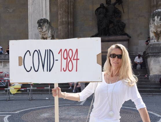 Sina Bodden Ex Frau von Olaf Bodden-Organisatorin der Corona Gruppe Muenchen 08.05.20 Odeonsplatz Corona Team- Gruppe Demostration fuer Freiheit -Menschenwuerde und gegen Corona Impfpflicht Muenchen