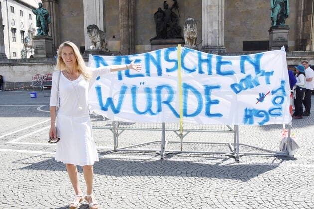 Sina Bodden Ex Frau von Olaf Bodden-Organisatorin der Corona Gruppe Muenchen 08.05.20 Odeonsplatz Corona Team- Gruppe Demostration fuer Freiheit -Menschenwuerde und gegen Corona Impfpflicht Muenchen