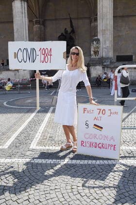 Sina Bodden Ex Frau von Olaf Bodden-Organisatorin der Corona Gruppe Muenchen 08.05.20 Odeonsplatz Corona Team- Gruppe Demostration fuer Freiheit -Menschenwuerde und gegen Corona Impfpflicht Muenchen