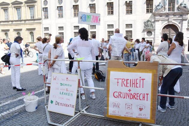Teilnehmer Muenchen 08.05.20 Odeonsplatz Corona Team- Gruppe Demostration fuer Freiheit -Menschenwuerde und gegen Corona Impfpflicht Muenchen