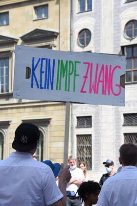 Teilnehmer Muenchen 08.05.20 Odeonsplatz Corona Team- Gruppe Demostration fuer Freiheit -Menschenwuerde und gegen Corona Impfpflicht Muenchen