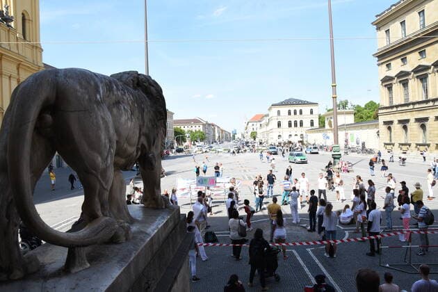 Teilnehmer Muenchen 08.05.20 Odeonsplatz Corona Team- Gruppe Demostration fuer Freiheit -Menschenwuerde und gegen Corona Impfpflicht Muenchen