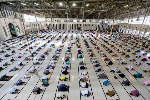 Bilder des Jahres 2020, News 05 Mai News Themen der Woche KW19 News Bilder des Tages May 8, 2020, Dhaka, Bangladesh: Bangladeshi Muslim devotees offer Friday prayers at the Baitul Mukarram National Mosque after the government resumed mass prayers easing the lockdown to curb the spread of coronavirus (COVID-19) during the holy month of Ramadan in Dhaka, Bangladesh, May 8, 2020. Dhaka Bangladesh - ZUMAd117 20200508_zap_d117_011 Copyright: xSuvraxKantixDasx