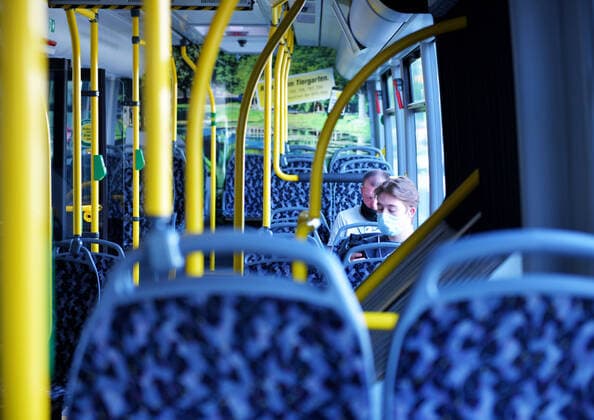 14.12.2019, xlakx ,Berlin - BVGl emspor, v.l.Zwei junge Maenner tragen Schutzmasken zum Schutz gegen das neuartige Coronavirus, waehrend sie in einem Bus der BVG fahren Berlin